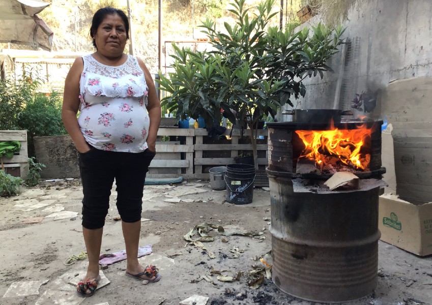 Ofelia Velásquez cocina con leña a falta de gas.
