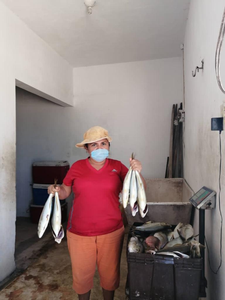 Pie de foto: Karina vendiendo el producto pesquero