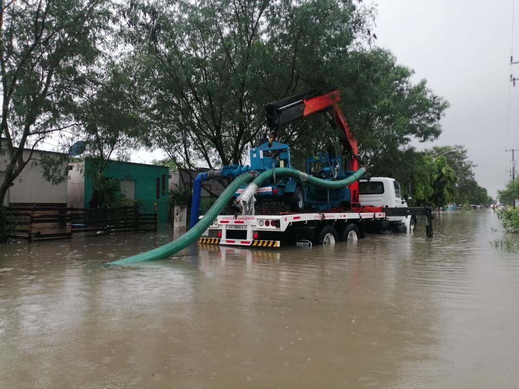 Pie de foto: Maquinaria de Conagua brindando apoyo en zona inundada.