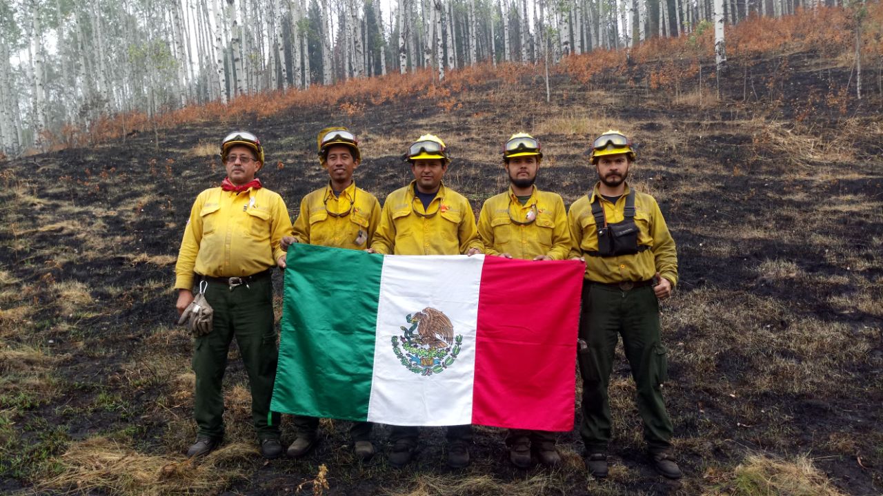 Pie de foto: Juan Ruperto y sus compañeros de la Conafor exhiben orgullosos la bandera de México cada vez que apoyan a otros países a combatir incendios forestales.