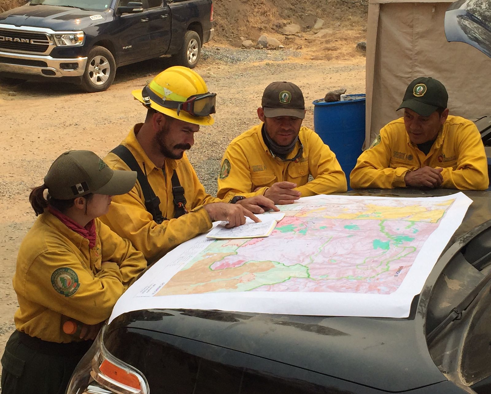 Pie de foto: Juan Ruperto y sus compañeros definen la estrategia de combate al incendio forestal antes de introducirse al bosque. 