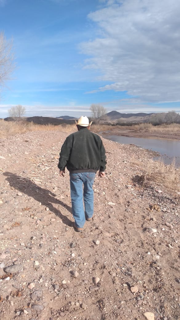 Pie de foto: El papá de Martha recorre las orillas del río Sonora.