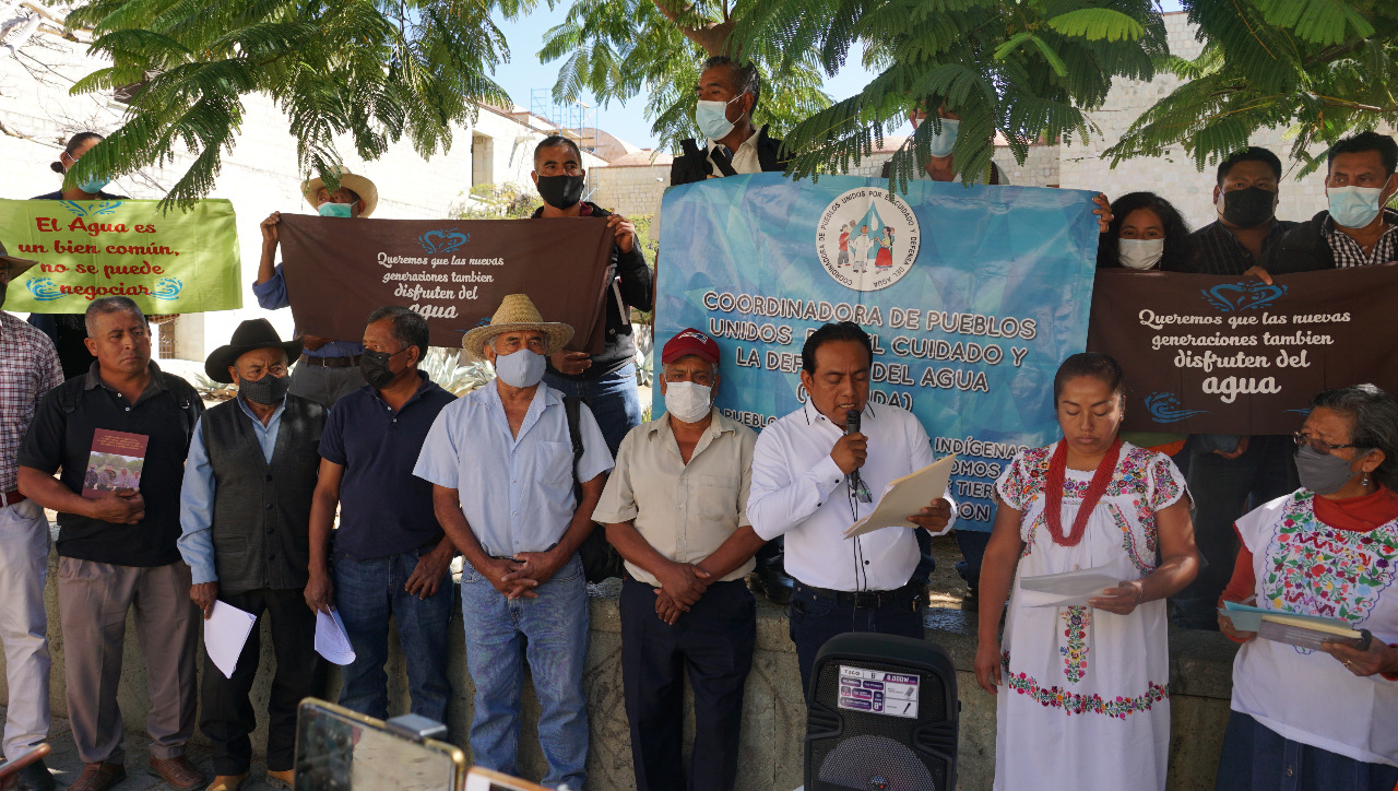 Pie de foto: Comunidades zapotecas celebran la publicación del Decreto que les reconoce como administradores del acuífero Valles Centrales de Oaxaca.