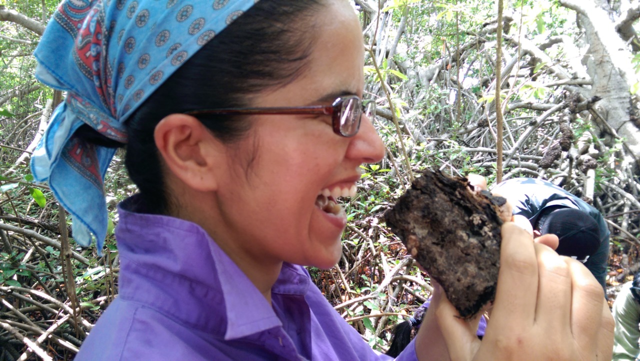 Pie de foto: Joanna en trabajo de campo mapeando el manglar. Crédito: Foto Especial
