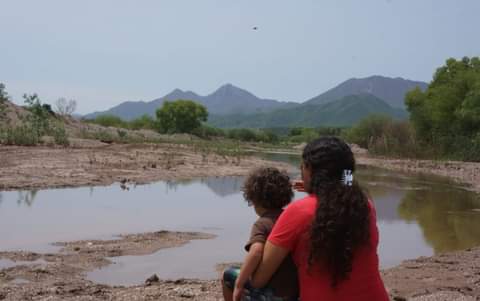 Pie de foto: Francisca García Enríquez contempla el Río Sonora junto a su hijo. Crédito: PODER