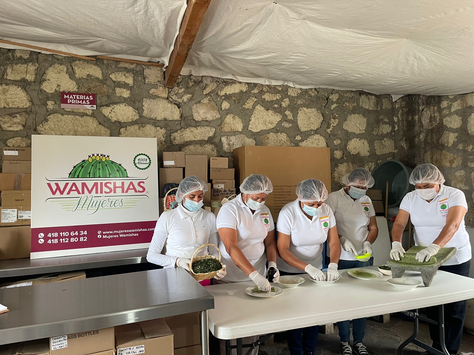 Pie de foto: Las Wamishas elaborando sus productos. Crédito: Evlyn.Online