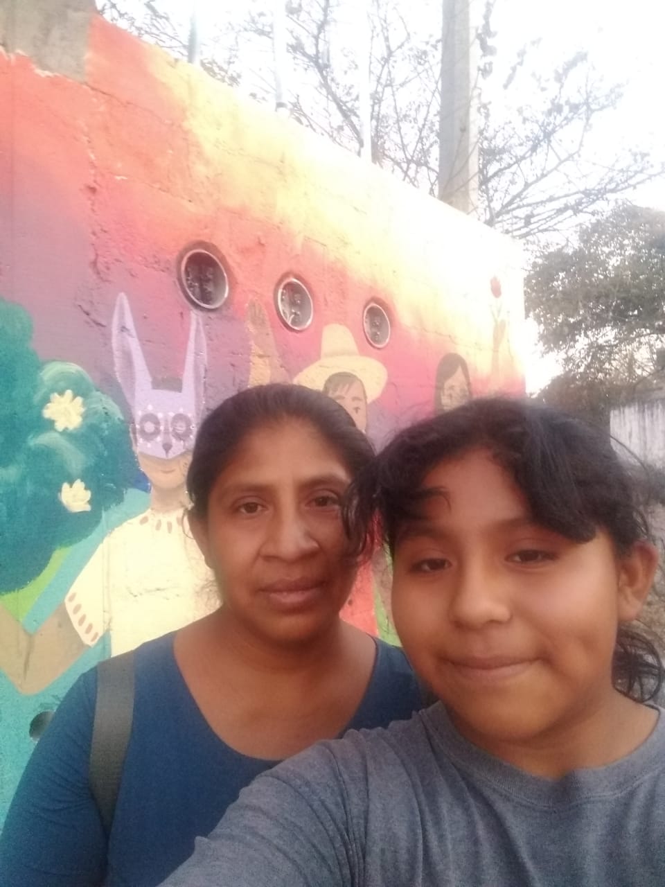 Pie de foto: Virginia Ramírez posa junto a su hija. Crédito: Especial