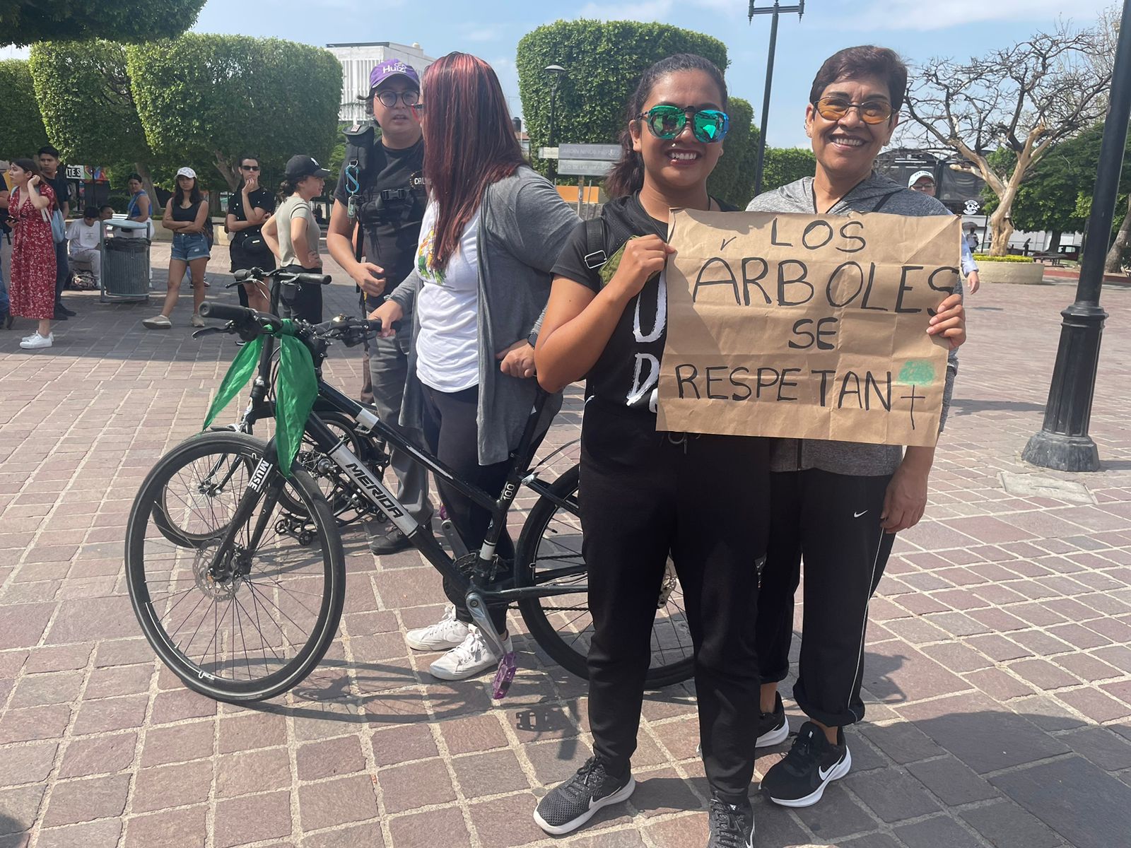Ciudadanos llegaron a la Calzada de los Héroes con sus carteles de protesta. Crédito: Evlyn.Online