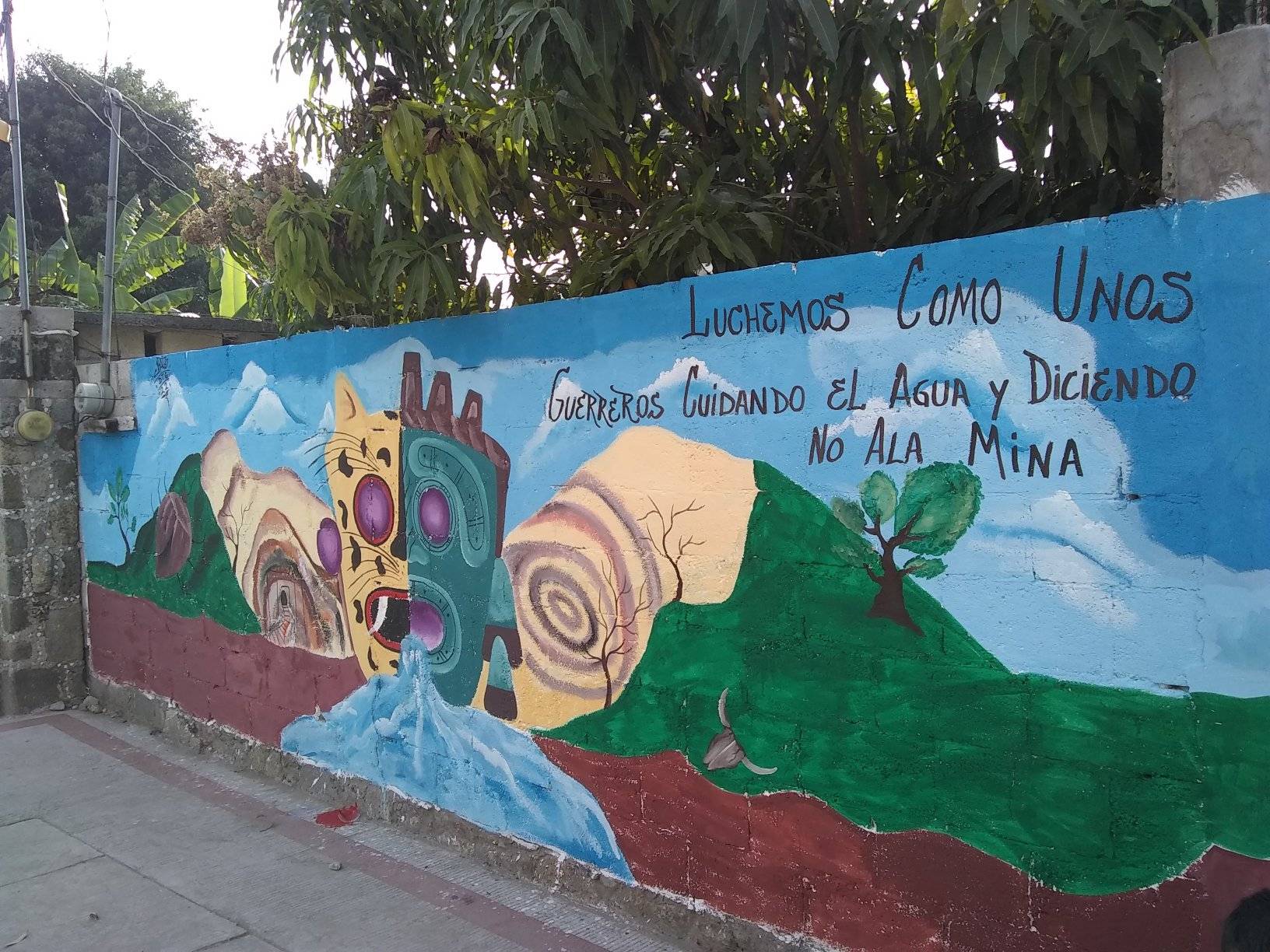 Jovita participa en la pinta de murales de su pueblo