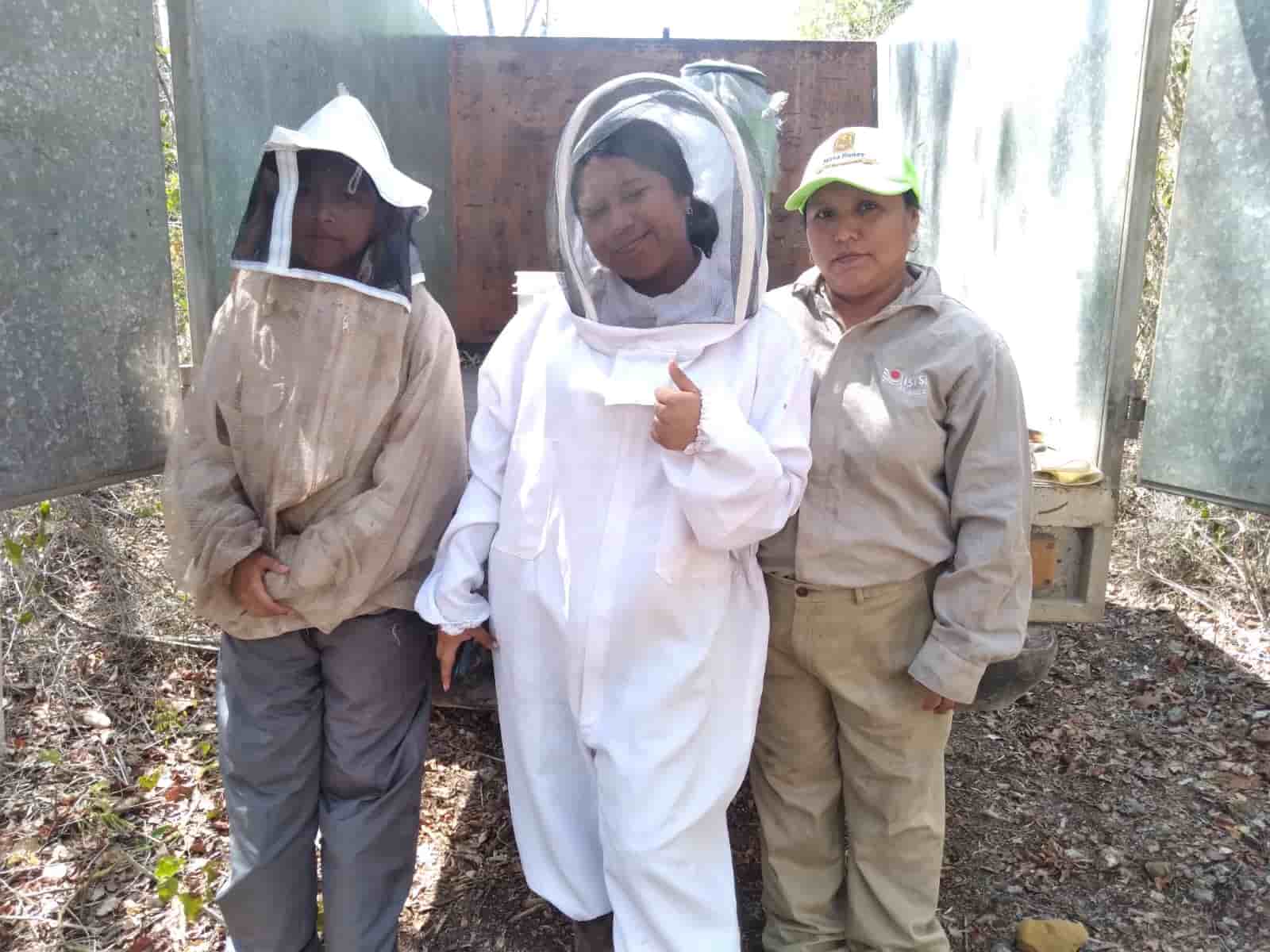 La familia de Marco hereda las abejas como su patrimonio familiar, cultural y socioambiental.