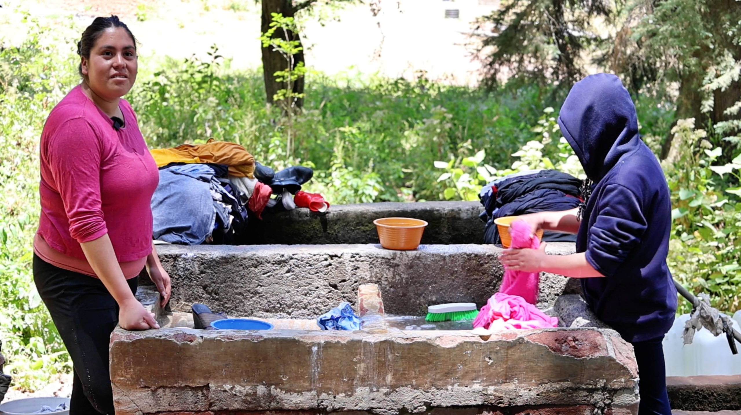 Lizbeth acude a los lavaderos comunitarios para lavar su ropa y la de su familia. Crédito: Evlyn.Online