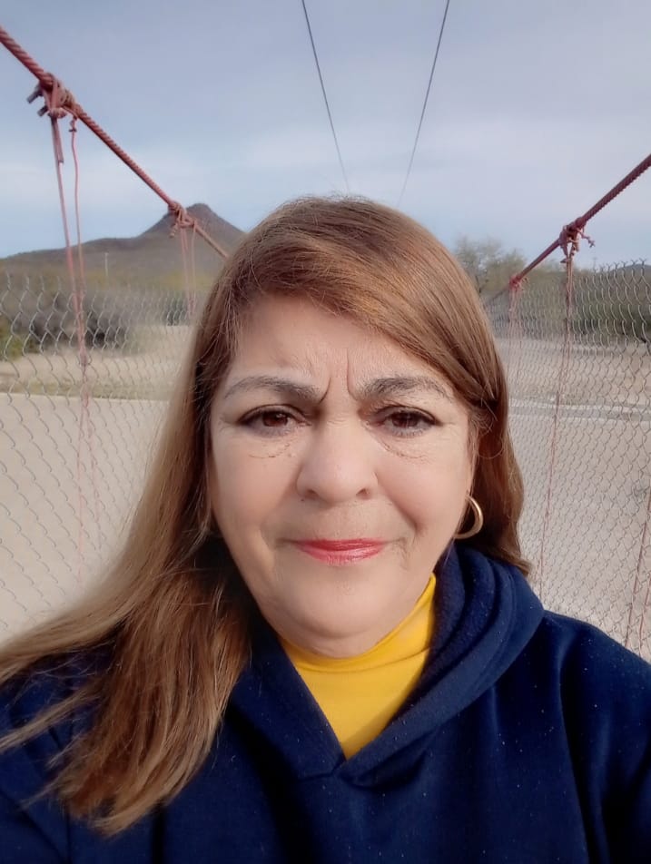 Filomena posa en un puente que cruza por el Río Sonora.