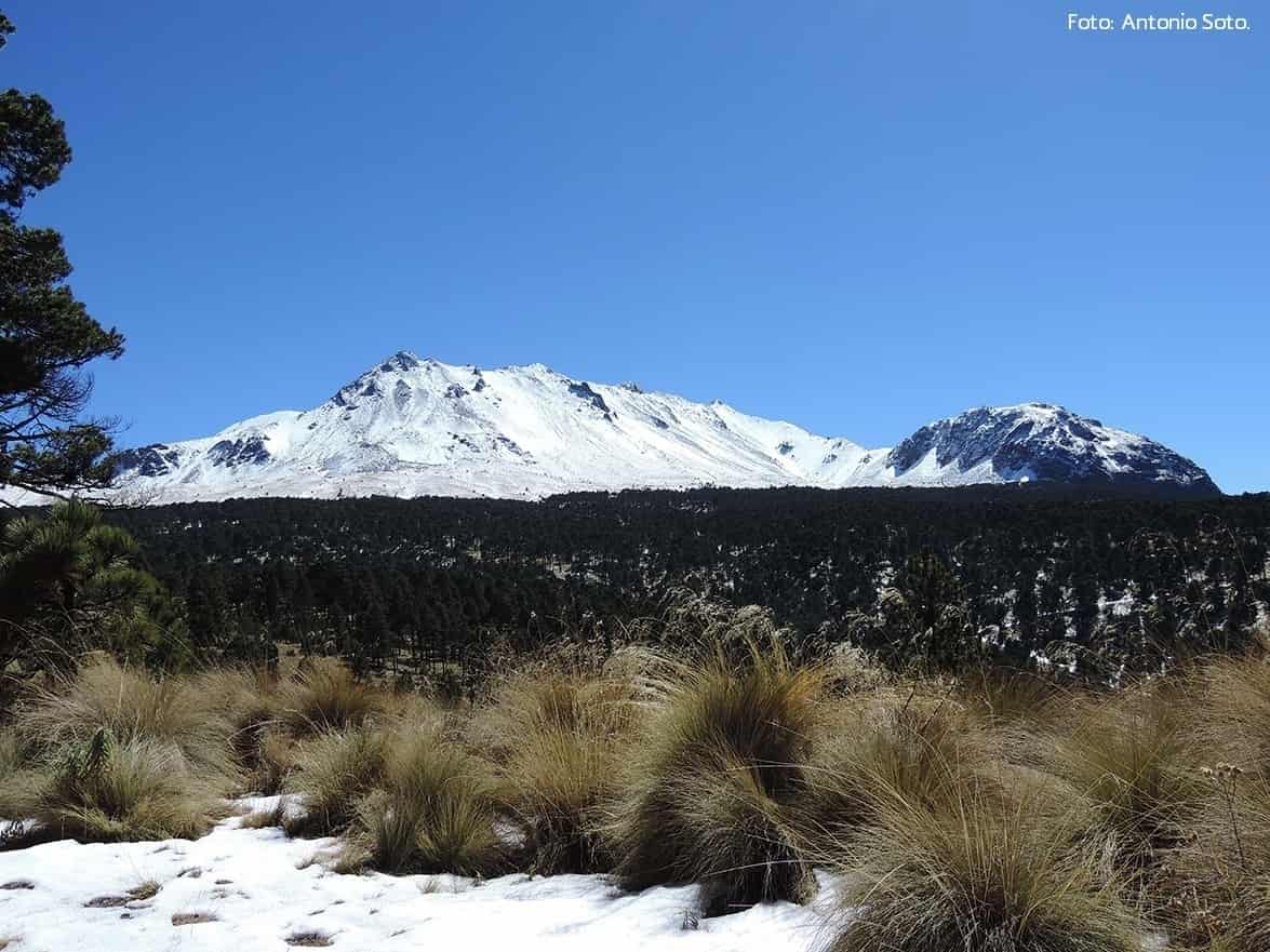 El Nevado de Toluca atrae miles de visitantes por sus elevadas montañas que se tiñen de blanco en temporada invernal. Crédito: Conanp