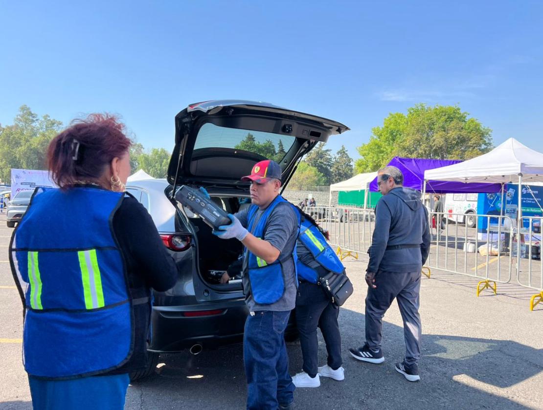 Ciudadanos participando en el MegaReciclatón. Crédito: UNAM