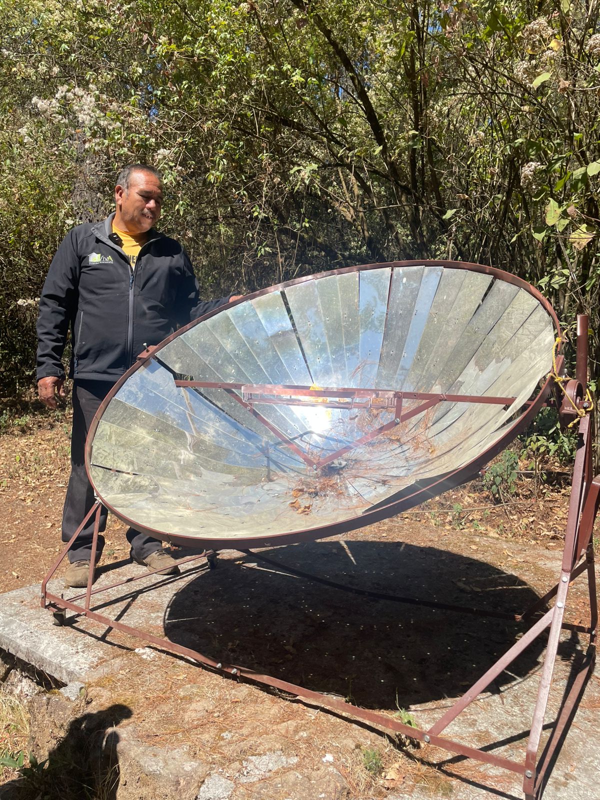 Alfonso utiliza páneles solares como estufa. Crédito:Evlyn.Online