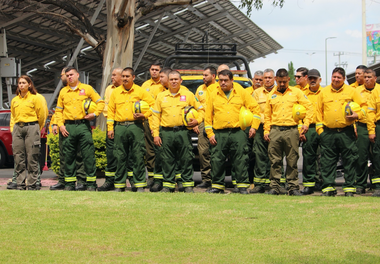 Combatientes forestales rinden homenaje a sus compañeros fallecidos. Crédito: Conafor